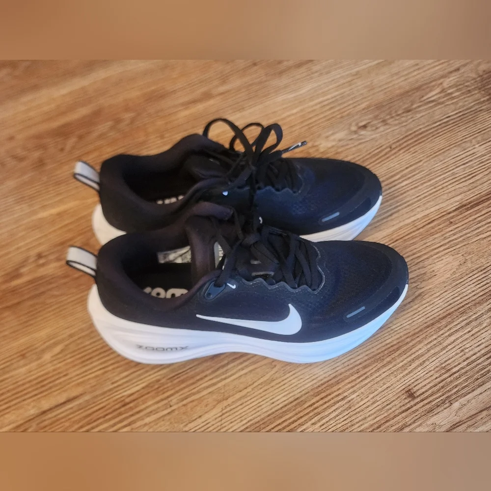 Size 10 Nike Women's  Black & White ZoomX Cushion Running Shoe Retail 180$ - Picture 5 of 9